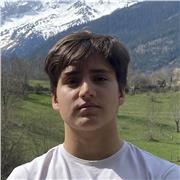 Estudiante de 1o de bachillerato da clases de repaso a estudiantes de la ESO